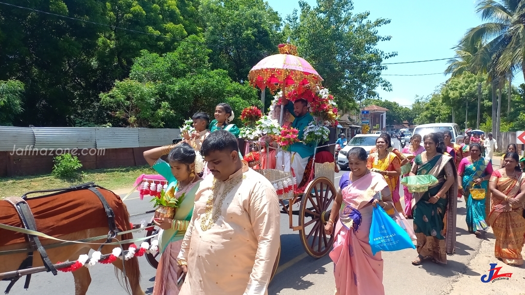 யாழ்ப்பாணத்தில் யானை, குதிரை, மேள வாத்தியங்கள், நடனங்களுடன் பெண்ணை அழைத்துவந்து கோலாகலமான பூப்புனித நீராட்டு விழா..!