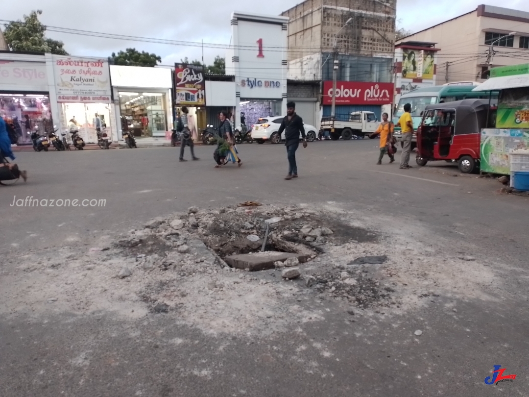 யாழ்.நகரின் மத்தியில் குழி! கவனமெடுக்குமாறு பொதுமக்கள் கோரிக்கை..