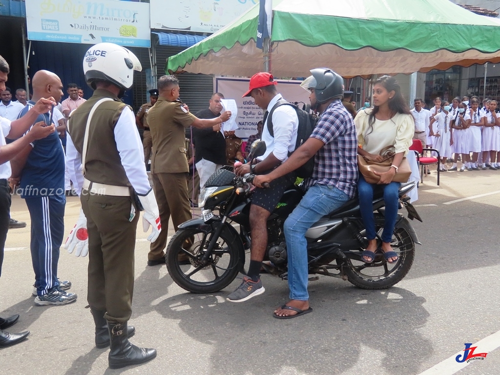 வீதி விபத்துக்களை தடுக்கும் முகமாக மாணவர்களுக்கு விசேட விழிப்பூட்டல் நடவடிக்கை