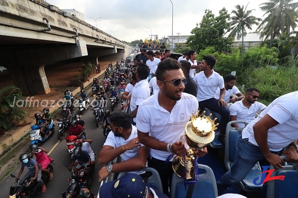 ஆசியக் கிண்ணத்துடன் நாட்டிற்கு வந்தது இலங்கை கிரிக்கெட் அணி!! -ரசிகர்கள் புடைசூழ கொழும்பு நோக்கி வருகை-