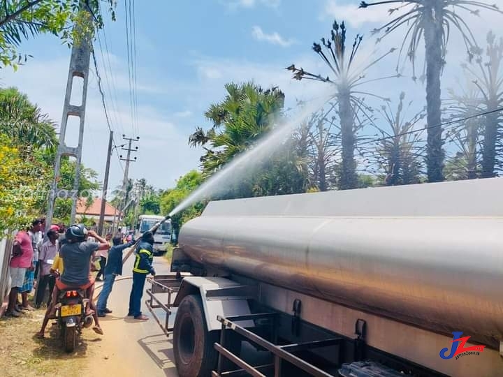 யாழ்.உடுவிலில் பனை மரங்களுக்கு தீ மூட்டிய விஷமிகள்! பொதுமக்கள் விழிப்புணர்வால் அனர்த்தம் தவிர்ப்பு, 20 பனைகள் எரிந்து நாசம்..