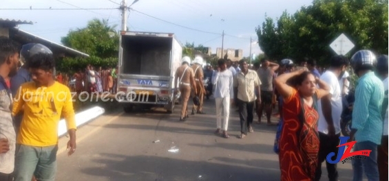 யாழ்.நாவாந்துறையில் பட்டா வாகனமும் மோட்டார் சைக்கிளும் நேருக்கு நேர் மோதி விபத்துக்குள்ளானதில் இளைஞன் சம்பவ இடத்திலேயே பலி!