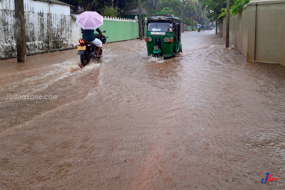 யாழ்ப்பாணத்தில் கொட்டித் தீர்த்த கனமழை! சோபையிழந்த தீபாவளி, தேங்கியுள்ள மழைநீரை வெளியேற்ற யாழ்.மாநகரசபை பிரயத்தனம்..