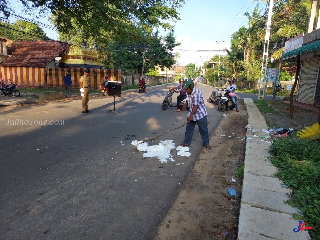 யாழ்.நகரை அண்டியுள்ள பிரபல பாடசாலை முன்பாக மலக் கழிவுகள் உள்ளிட்ட கழிவுகளை வீசிய விஷமி..! பல்வேறு தரப்பினரிடம் முறைப்பாடு..