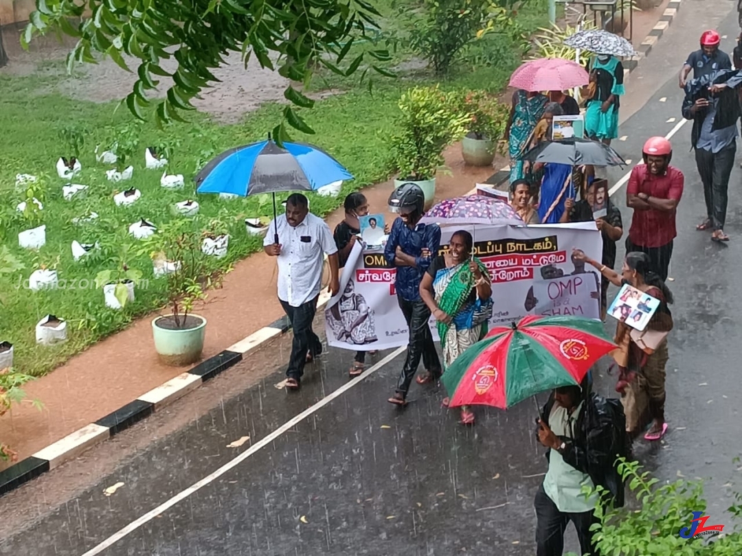 எங்கோ நடத்தவேண்டிய போராட்டத்தை யாழ்.மாவட்டச் செயலத்திற்குள் நடத்திய நா.உ.செ.கஜேந்திரன்! மக்களுக்கு நன்மை பயக்கும் நடமாடும் சேவை குழப்பியடிப்பு..