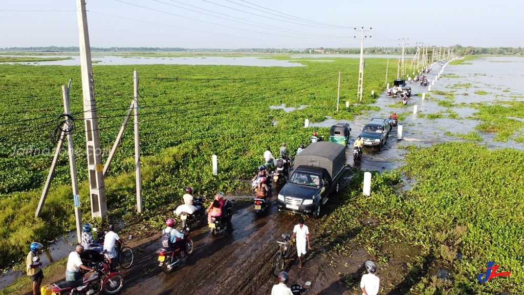 மழை காரணமாக நீரில் மிதக்கின்றது அம்பாறை மாவட்டம்