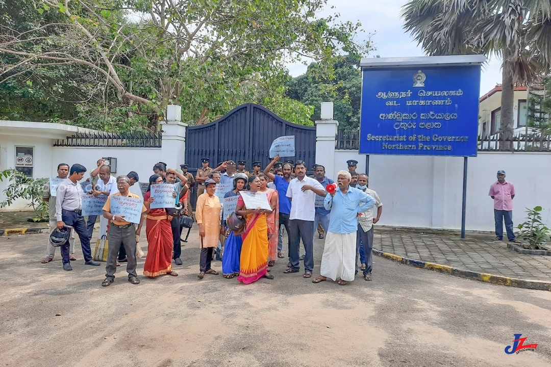 வடமாகாண ஆளுநர் செயலகம் முன்பாக அரசியல் கட்சிகளை சேர்ந்த சிலர் போராட்டம்! இணைய வழியில் நடந்த கூட்டம்..