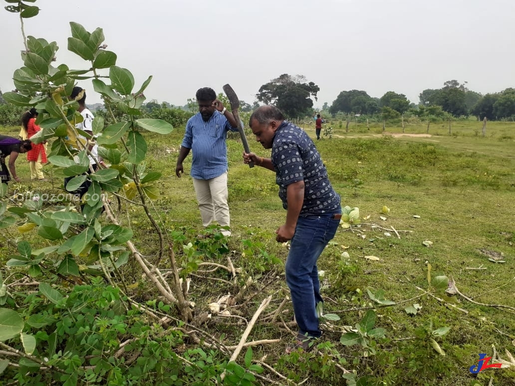 கஞ்சிகுடிச்சாறு மாவீரர் துயிலும் இல்லம் துப்புரவு பணிகள் தமிழ்த்தேசிய மக்கள் முன்னணியிரால் துப்புரவு