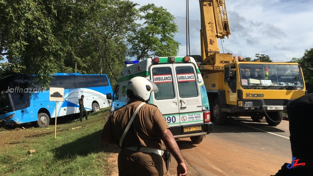 நொச்சிமோட்டை கோர விபத்தில் காயமடைந்தோர் எண்ணிக்கை 23, 2 பேருக்கு அனுராதபுரத்தில் மேலதிக சிகிச்சை! 3 விபத்துக்கள் குறித்து பொலிஸார் விசாரணை...