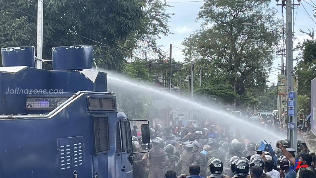 யாழ்.நல்லுார் - அரசடியில் ஜனாதிபதிக்கு எதிரான பேரணியை வழிமறித்ததால் களேபரம், பொலிஸார் நீர்த்தாரை பிரயோகம்..