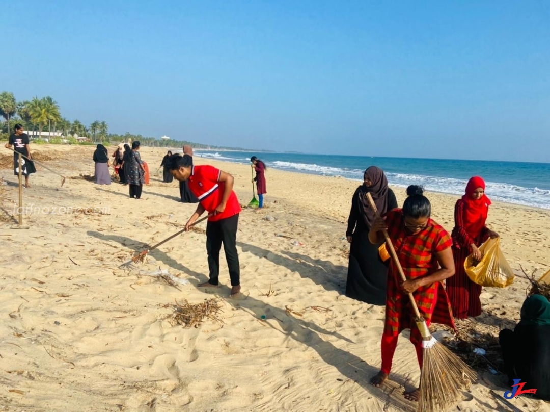 கல்முனை பிரதேச இளைஞர் நல்லிணக்க குழு உறுப்பினர்கள் ஒன்றினைந்து கடற்ரையில் சிரமதான பணி