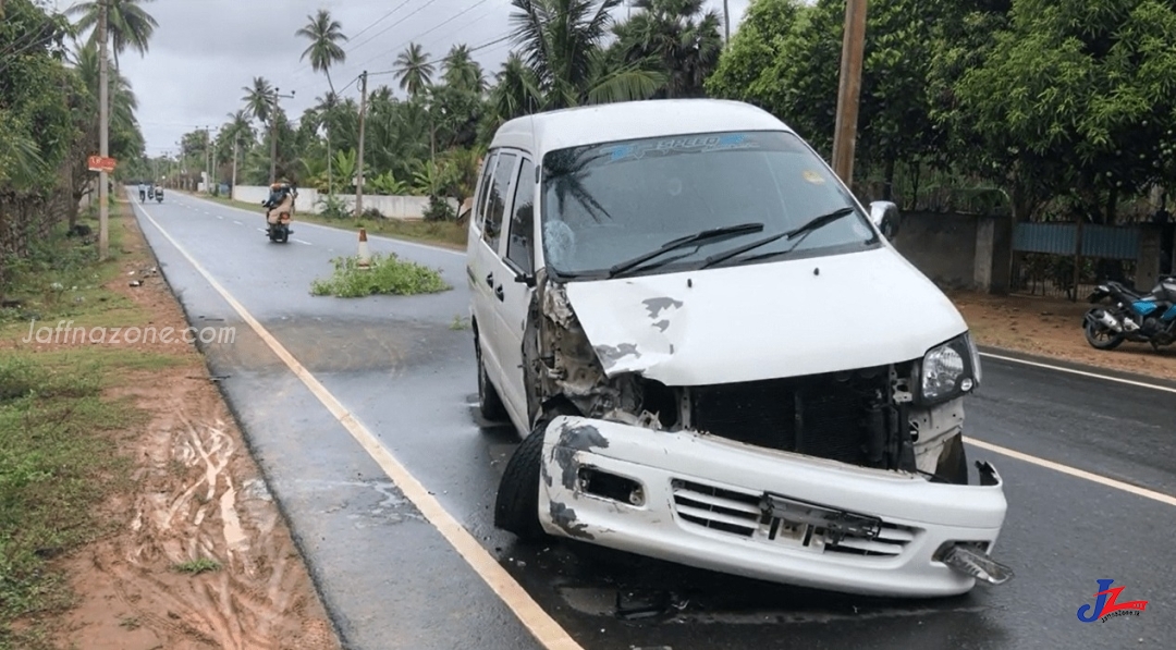 யாழ்.கொடிகாமம் - பருத்தித்துறை வீதியில் கோர விபத்து..! இ.போ.ச ஊழியர் பலி..