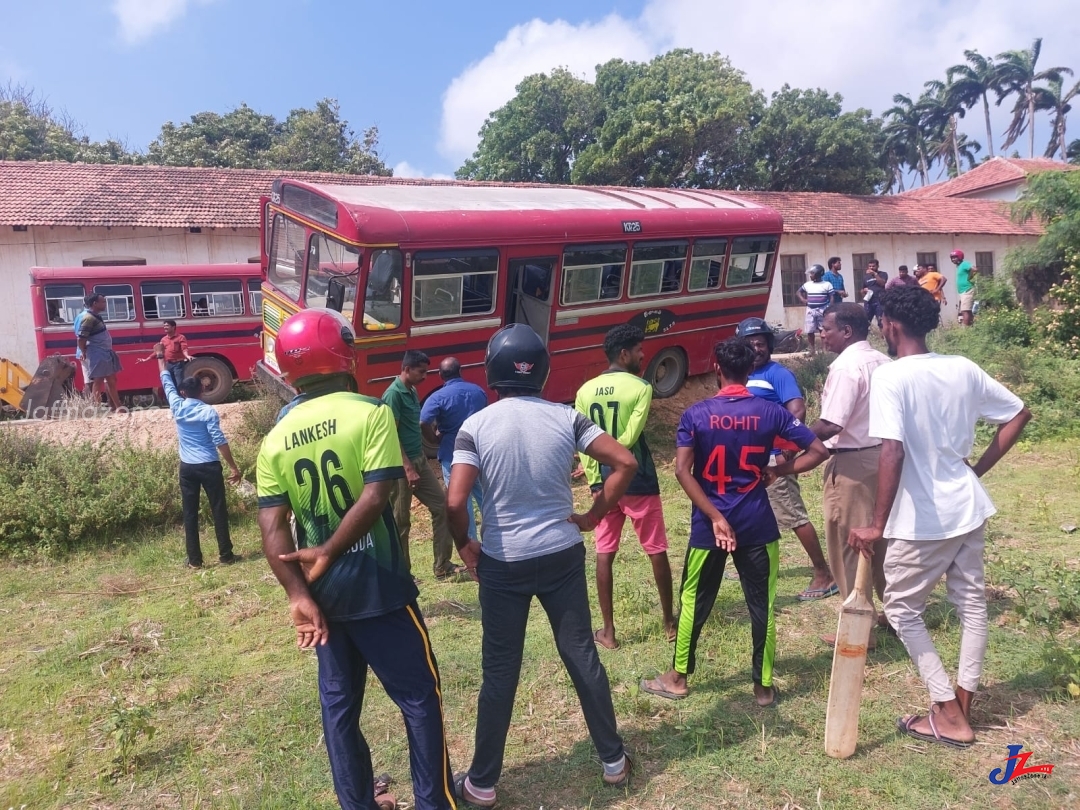 யாழ்.வட்டுக்கோட்டையில் வயலுக்குள் பாய்ந்து விபத்துக்குள்ளான பேருந்து!!