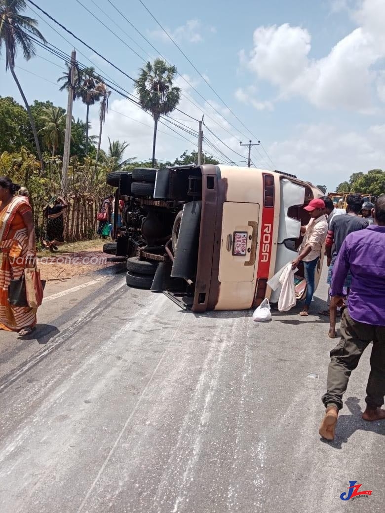 யாழ்.கொடிகாமத்தில் மினி பஸ் - ஹயஷ் நேருக்கு நேர் மோதி கோர விபத்து!!