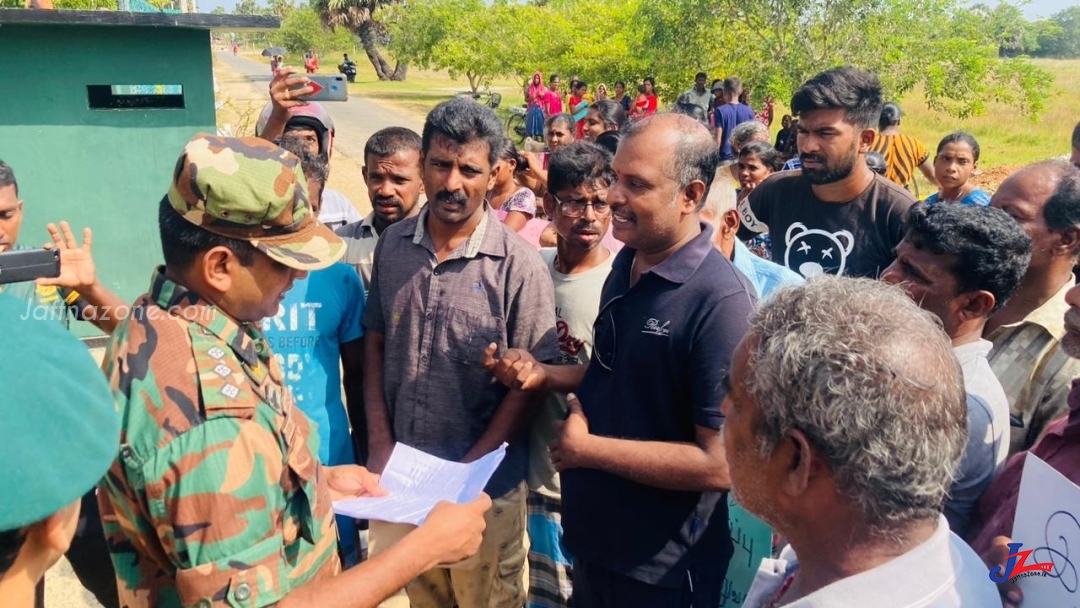 இராணுவ முகாமை அகற்றாதே, பொலிஸாரில் நம்பிக்கை இல்லை! யாழ்.பருத்தித்துறையில் போராட்டம்..