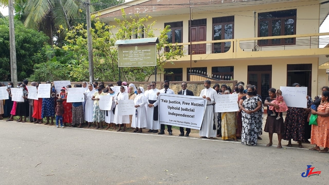 மனித உரிமைகள் ஆணைக்குழுவின் யாழ்.பிராந்திய அலுவலகத்தை முற்றுகையிட்டு போராட்டம்!