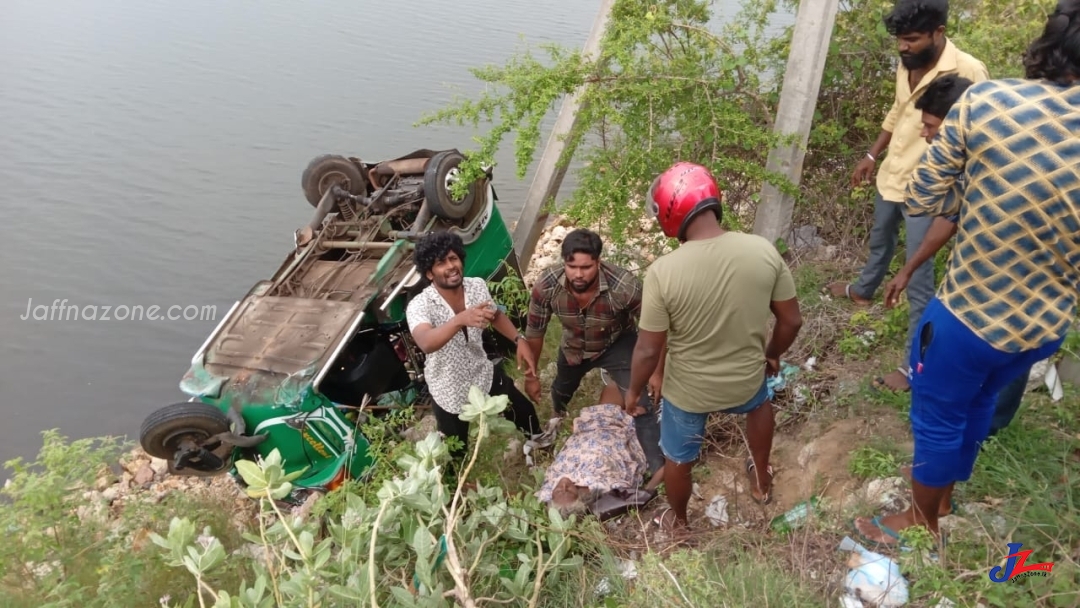 யாழ்.பண்ணை பகுதியில் கட்டுப்பாட்டை இழந்து கடலிற்குள் பாய்ந்த முச்சக்கரவண்டி..