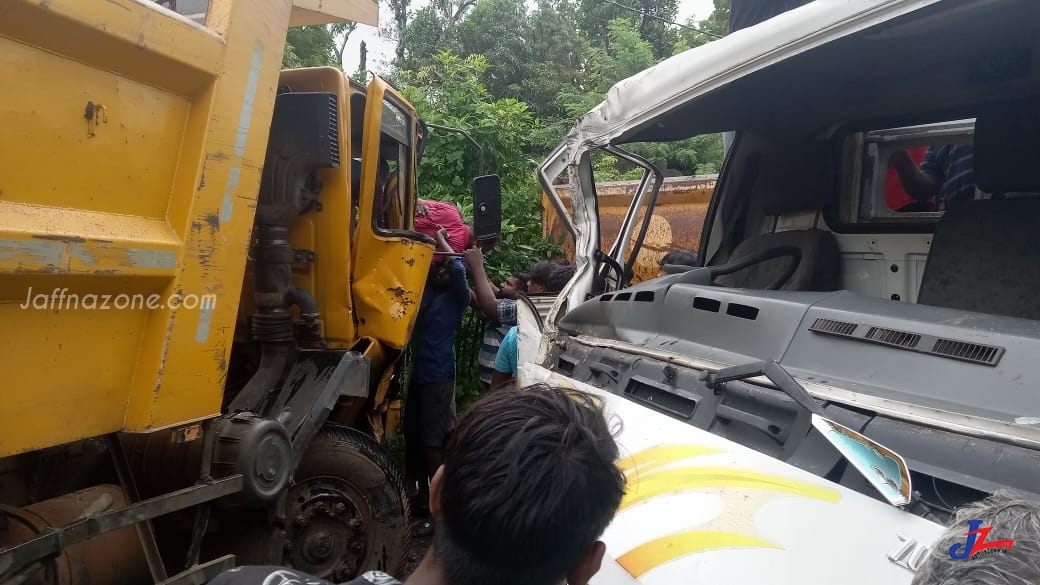 யாழ்.மருதனார்மடம் - உரும்பிராய் வீதியில் டிப்பர் வாகனமும் கன்டர் வாகனமும் நேருக்கு நேர் மோதி விபத்து!