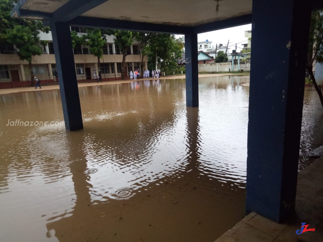 மழை வெள்ளம் காரணமாக மிதக்கின்றது பாடசாலை