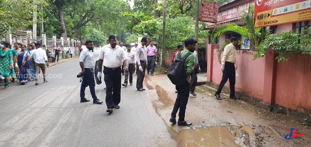 யாழ்.மாவட்டச் செயலக சுற்றாடலில் டெங்கு ஒழிப்பு நடவடிக்கை..