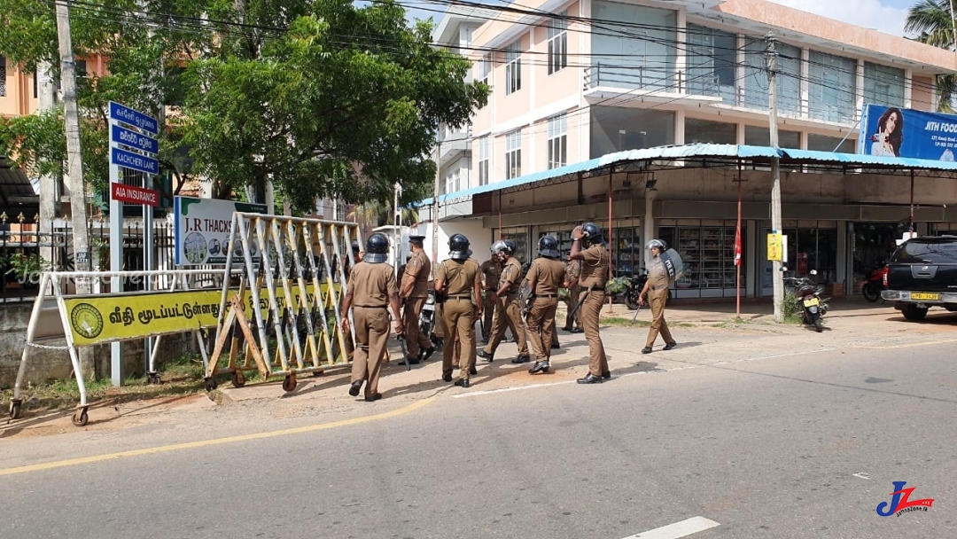 யாழ்.மாவட்டச் செயலகத்தின் அருகில் மூவர் கைது, ஐனாதிபதி வருகையை ஒட்டி பாதுகாப்பு உச்சம்...