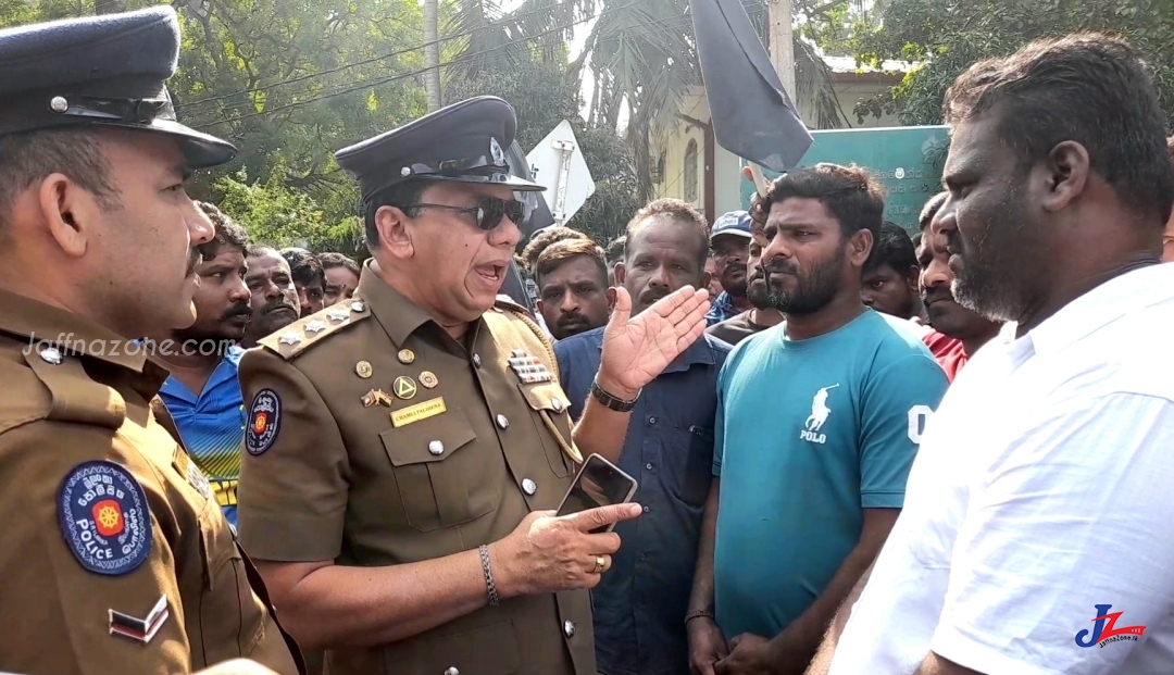 இறங்குதுறை பிரச்சனைக்கு தீர்வுகோரி யாழ்ப்பாணம் - சாவல்கட்டு மீனவர்கள் போராட்டத்தில்..