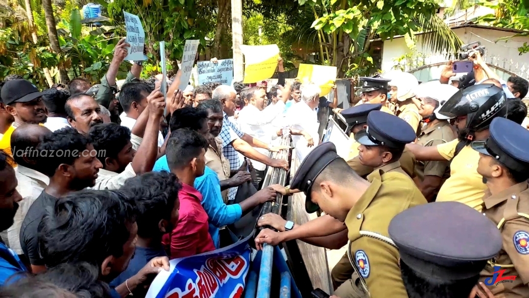 யாழ்.இந்திய துணை துாதரகத்தை சூழ உச்சக்கட்ட பாதுகாப்பு! மீனவர்கள் போராட்டம் பிசுபிசுப்பு, கடற்றொழில் அமைச்சரிடம் மகஜர் கையளிப்பு..