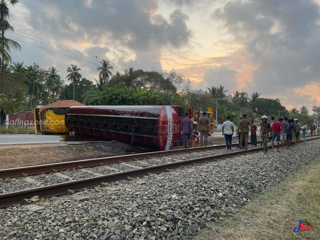 யாழ்.மிருசுவிலில் எரிபொருள் பவுசரும் - டிப்பரும் மோதி கோர விபத்து!