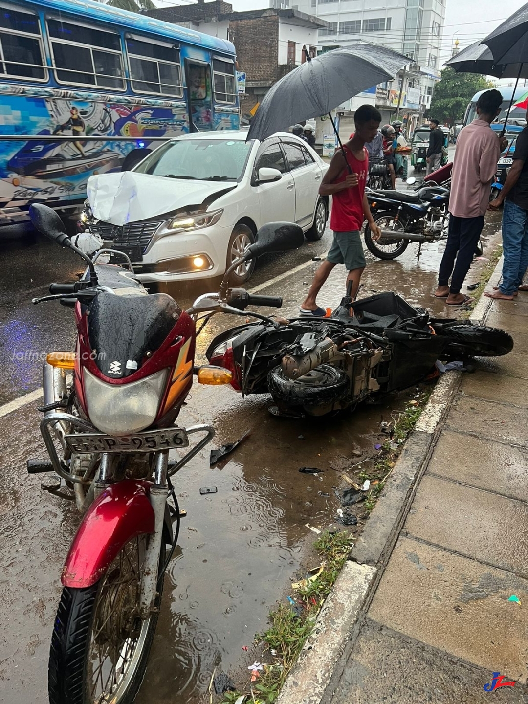 மருதமுனை பகுதியில் வாகன விபத்து- கார், மோட்டார் சைக்கிள், முச்சக்கர வண்டி மோதல்- சிலர் வைத்தியசாலையில் அனுமதி