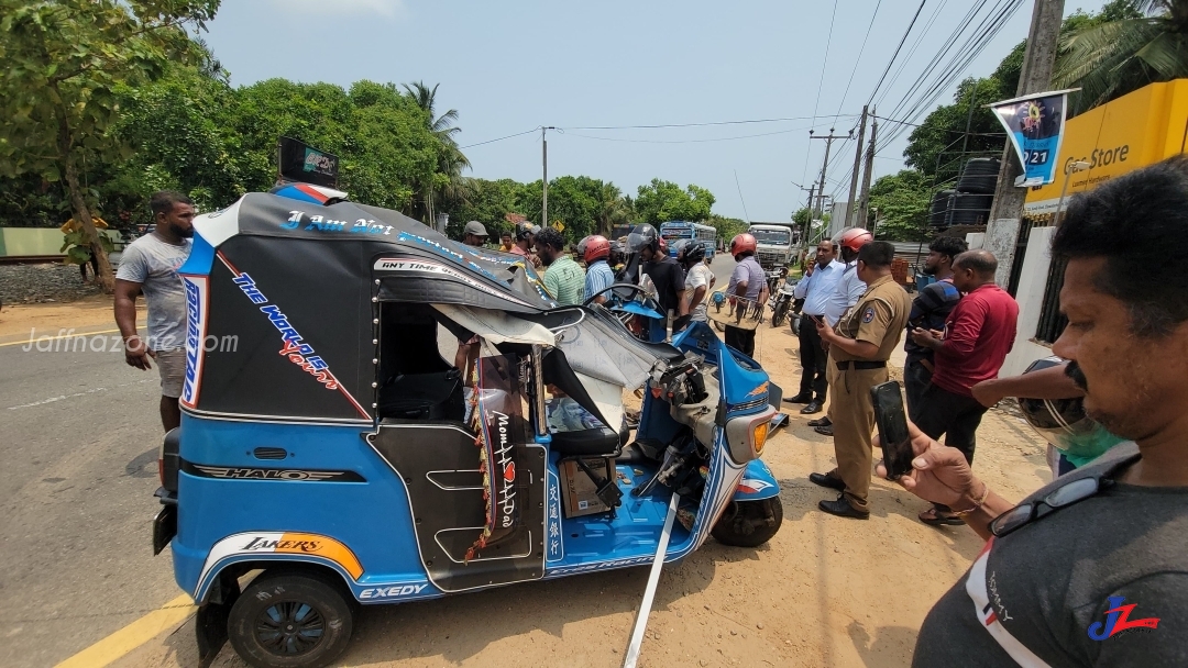 சாவகச்சேரியில் கனரக வாகனத்துடன் முச்சக்கரவண்டி மோதி விபத்து - நால்வர் படுகாயம்