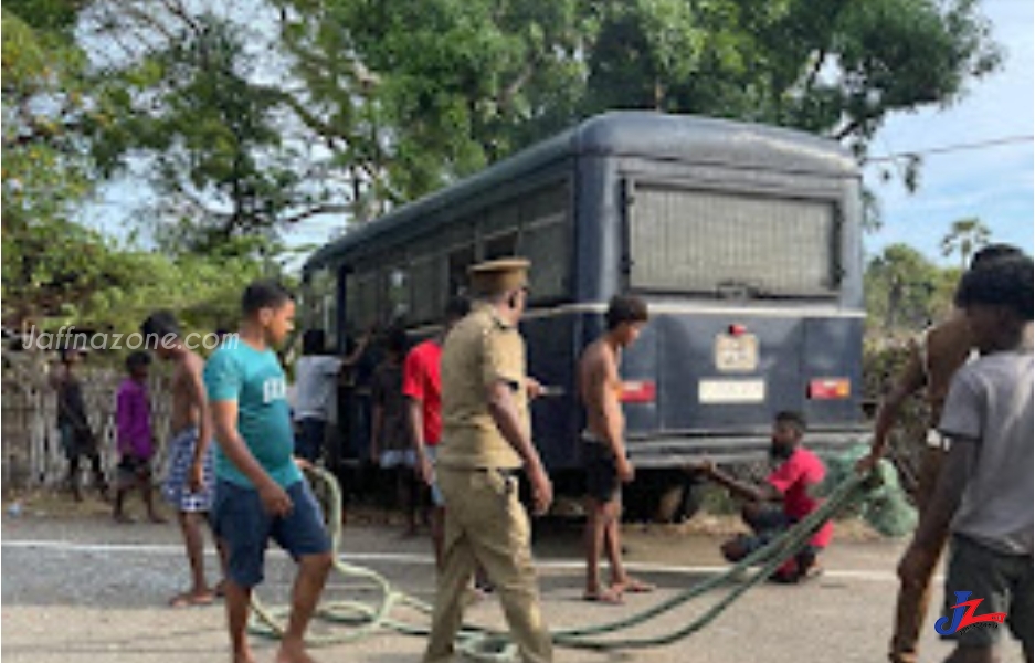 யாழ்ப்பாணம் சிறைச்சாலையிலிருந்து கைதிகளை ஏற்றிச் சென்ற பேருந்து விபத்து..