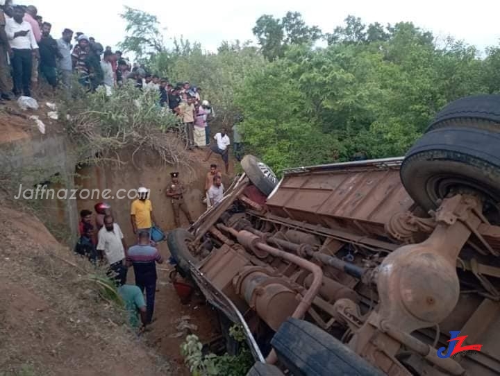 யாழ்ப்பாணத்திலிருந்து கதிர்காமம் சென்ற பேருந்து கோர விபத்தில் சிக்கியது! 30 பேர் படுகாயம்..