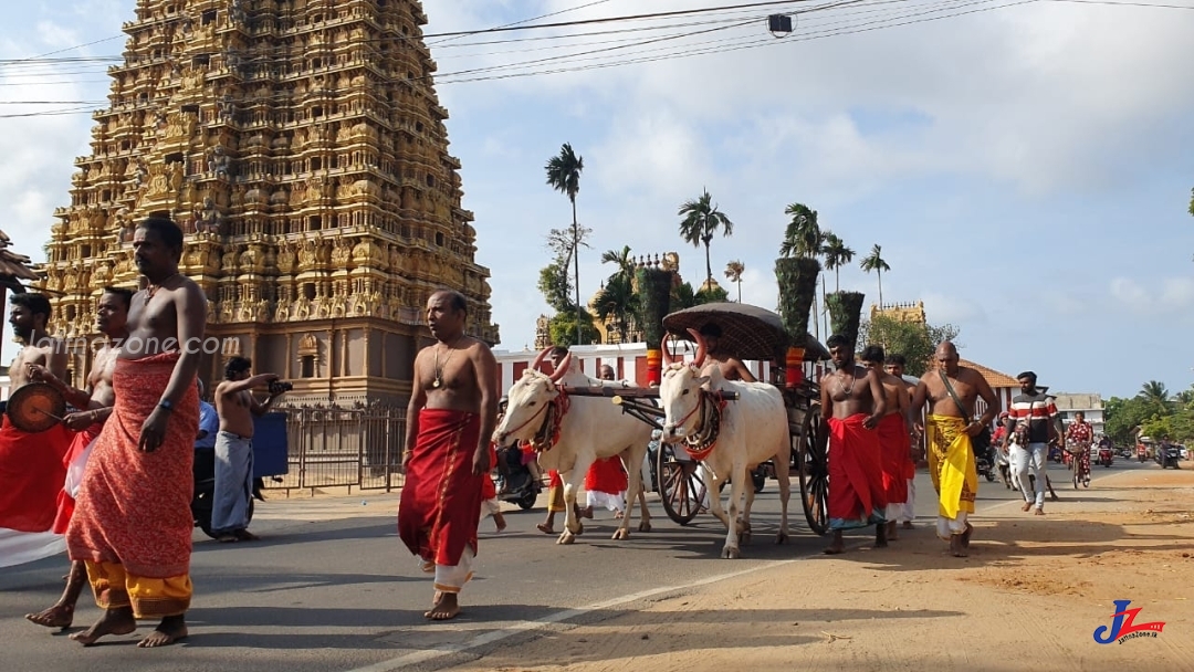 வரலாற்று சிறப்புமிக்க நல்லுார் கந்தன் ஆலய வருடாந்த பெருந்திருவிழாவுக்காக காளாஞ்சி கையளிக்கும் நிகழ்வு..