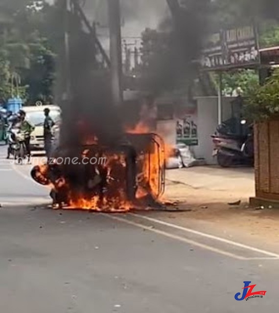 யாழ்.நெல்லியடியில் விபத்துக்குள்ளாகி தீப்பிடித்து எரிந்த முச்சக்கரவண்டி..