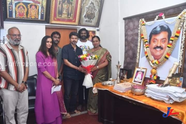 தி கோட் படக்குழுவுடன் பிரேமலதா விஜயகாந்த், மகன்களை சந்தித்த விஜய்..