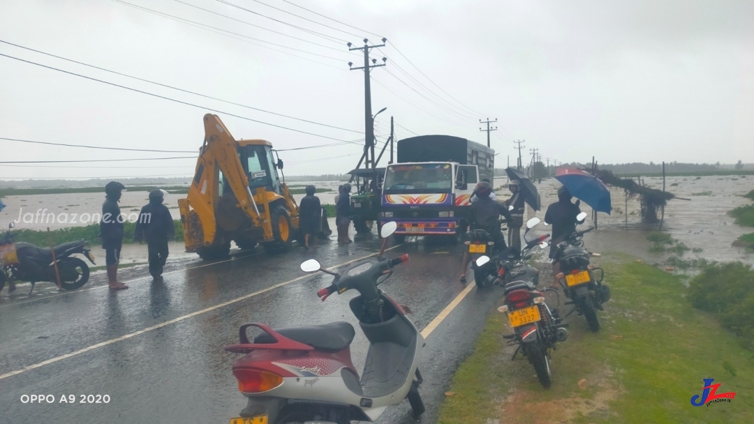 வெள்ள நீர் பரவலால் கிட்டங்கி வீதி- மாவடிப்பள்ளி வீதி நீரில் மூழ்கியது-போக்குவரத்து மேற்கொள்வதில் பிரதேச மக்கள் சிரமம்