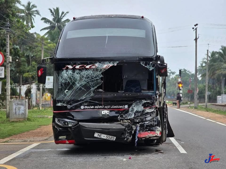 யாழ்.கொடிகாமத்தில் சொகுசு பேருந்து சிறியரக உழவு இயந்திரம் மீது மோதி கோர விபத்து..