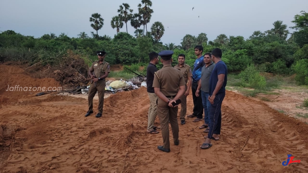 தென்மராட்சி - கரம்பகத்தில் சட்டவிரோத மண் அகழ்வு பகுதிகளை பார்வையிட்ட நாடாளுமன்ற உறுப்பினர், அதிகாரிகள்..