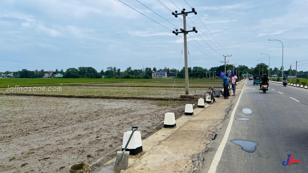 மாவடிப்பள்ளி வீதியின் மருங்கில் தடுப்பு சுவர் அமைப்பு