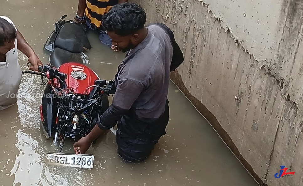 புளியம்பொக்கனை பாலத்திலிருந்து மீட்கப்பட்டவர்களை அடையாளம் காண உதவுமாறு கோரிக்கை.!