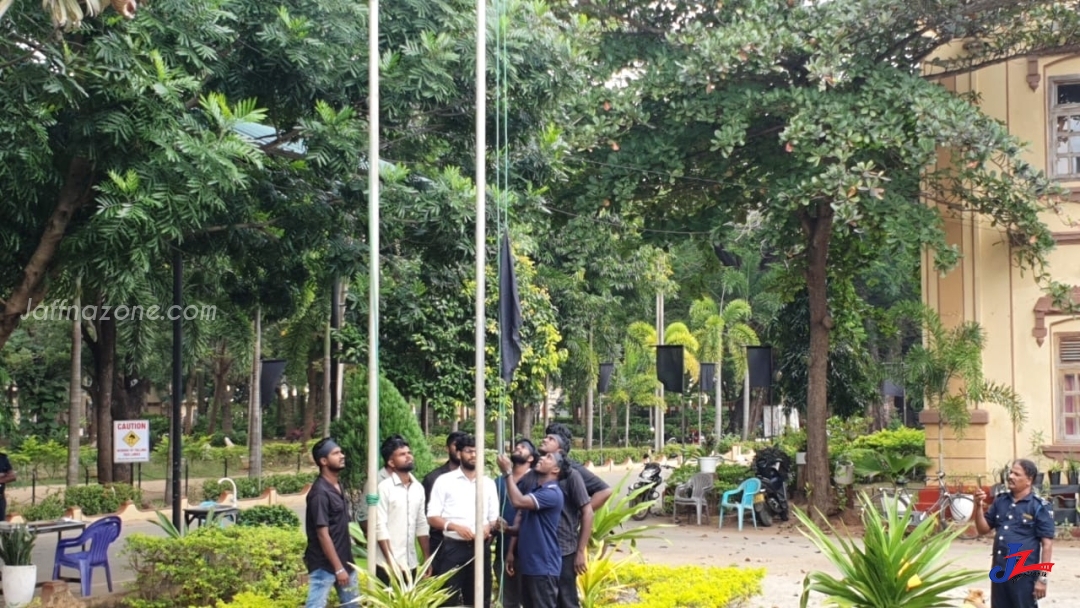 தேசிய கொடி இறக்கப்பட்டு கறுப்புக்கொடி பறக்க விடப்பட்டது