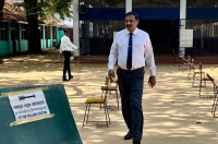 வாக்களிப்பு நிலையங்களுக்கு நேரில் சென்ற யாழ்.மாவட்ட செயலர்