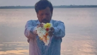 முள்ளிவாய்க்காலில் உயிர்நீத்த உறவுகளுக்காக ரவிகரன் நந்திக்கடலில் அஞ்சலி