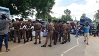 மயிலிட்டியில் வீதி மறியல் போராட்டம் - பொலிஸார் குவிப்பு