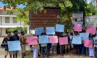 புங்குடுதீவு கண்ணகி அம்மன் ஆலய நிர்வாகத்தை கலையுங்கள் - யாழில் போராட்டம்