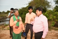 பூநகரியில் சட்டவிரோத மணல் அகழ்வுகளை நேரில் சென்று பார்வையிட்ட அமைச்சர் சந்திரசேகர்
