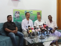 றவூப் ஹக்கீம் என்பவர் தொலைபேசி எஸ்.எம்.எஸ்.(குறுஞ்செய்தி) ஊடாக இயங்கும் டம்மி தலைவர்