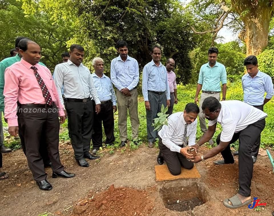 வெசாக்கை முன்னிட்டு , யாழ் . மாவட்ட செயலகத்தில் மர நடுகை