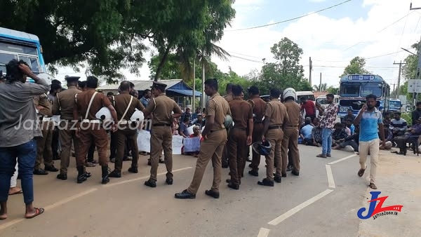 மயிலிட்டியில் வீதி மறியல் போராட்டம் - பொலிஸார் குவிப்பு