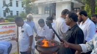 யாழ் . பொது நூலகம் முன் பொதுச் சுடர் ஏற்றிய சிவாஜிலிங்கம்